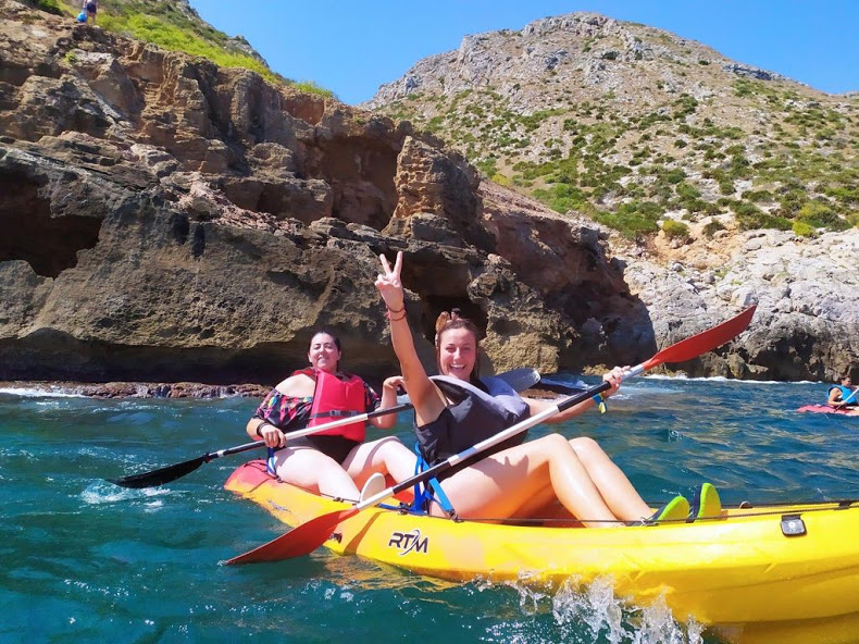 experiencia de diversión con amigos y familiares con kayaks por el mar de denia