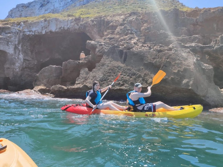 experiencia súper divertida con seres queridos y un kayak por las playas de denia